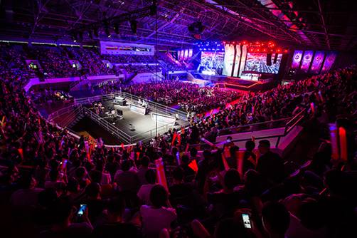 他在低位背 他在低位背